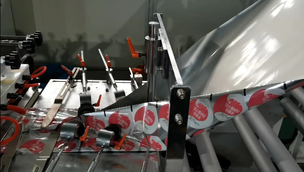 Cw-500A Heavy Duty Paper Laminated Three Side Sealing Bag Making Machine