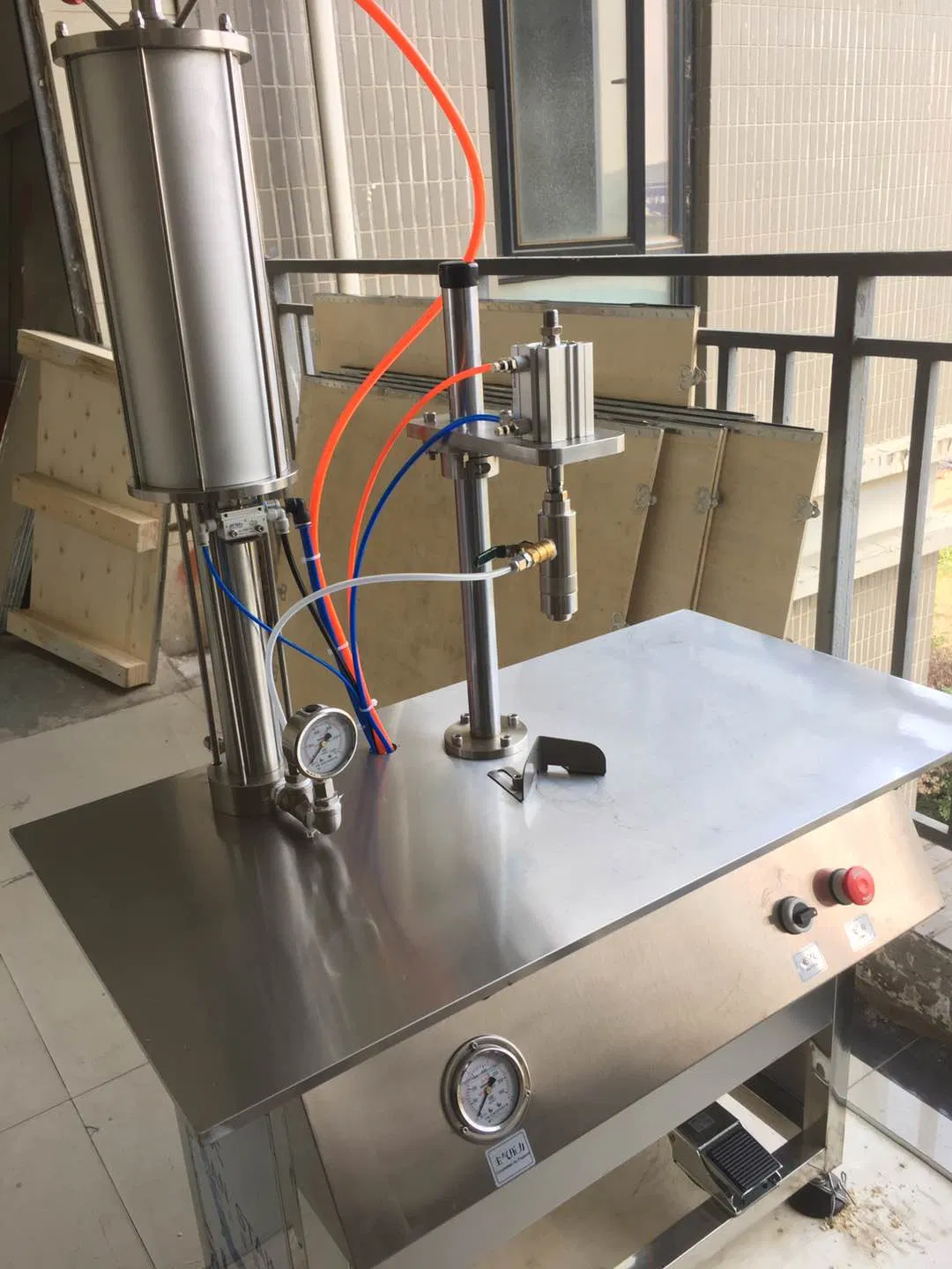 Lad S Test Semi-Automatic 3 in 3 Hot Selling Aerosol Spray Filling Machine for Spray Paint/Wd40