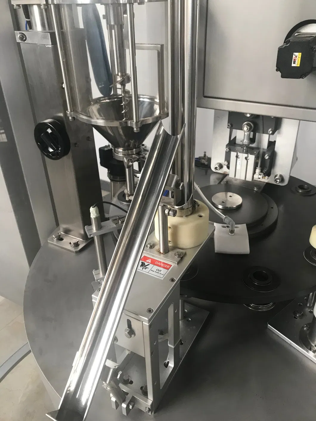 Sunyi Brand Factory Selling Europe Quality Assurrance Coffee Capsule Filling Sealing Packing Machine for Nespresso K-Cup Lavazza Dolce Gusto